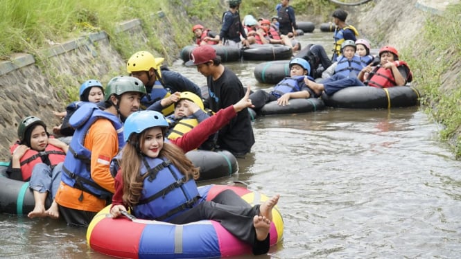 Wisatawan di Batu Tubing.