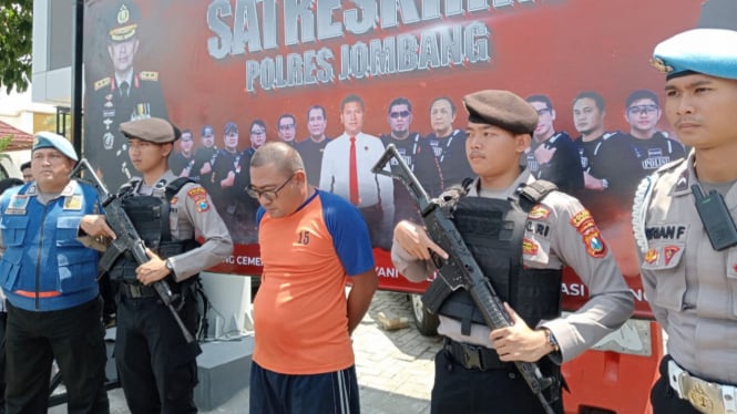 Pelaku Ilegal logging saat ditangkap polisi.