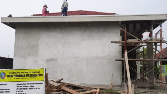 Pengerjaan proyek rehab gedung SMPN Jombang