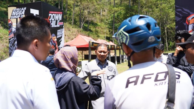 Pj Wali Kota Batu, Aries Agung Paewai saat melihat jalur downhill.