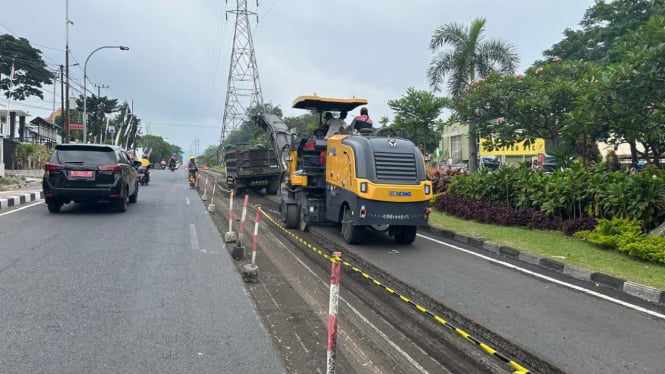 Pengaspalan di Jalan Sultan Agung Kota Batu