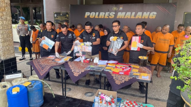 Polres Malang menangkap 17 tersangka perjudian.