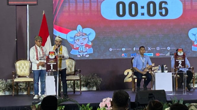 Paslon nomor urut 1 Nurochman-Heli Suyanto saat debat publik ke dua.