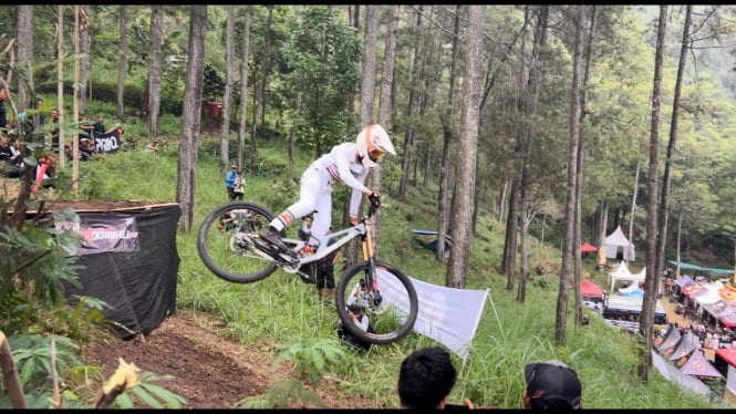 Pebalap downhill saat beraksi di Klemuk Bike Park