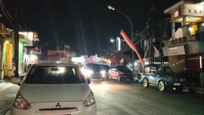 Parkir liar membuat macet ruas Jalan Brosem, Kota Batu.