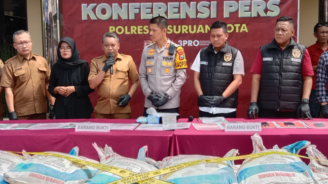 Kapolres Pasuruan Kota, menunjukkan BB pupuk bersubsidi