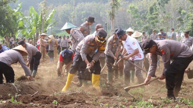 Polres Batu x Dinas Pertanian ubah lahan tidur jadi produktif