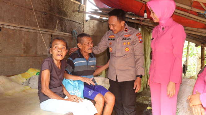 Polres Malang saat distribusikan paket sembako