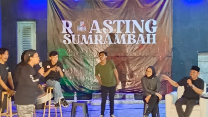 Acara roasting komika Jombang dengan Sumrambah.