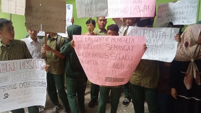 Pelajar Madrasah Aliyah saat unjuk rasa di sekolah