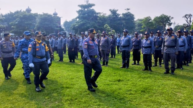 Pj Bupati Jombang saat pimpin apel Linmas