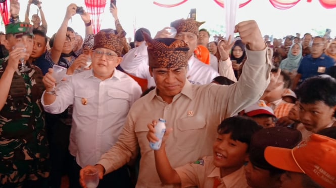 Menteri Pertanian minum susu bersama para murid di Pasuruan