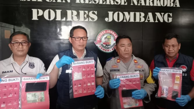 Polisi menunjukkan barang bukti sabu