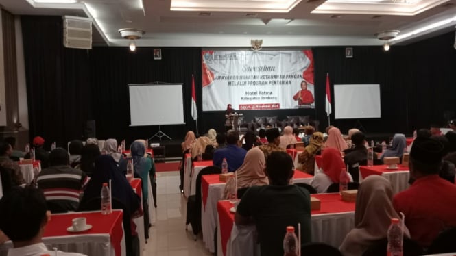 Anggota DPRD Provinsi Jatim saat sarasehan dengan petani