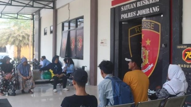 Keluarga korban dugaan pencabulan saat lapor ke polisi.