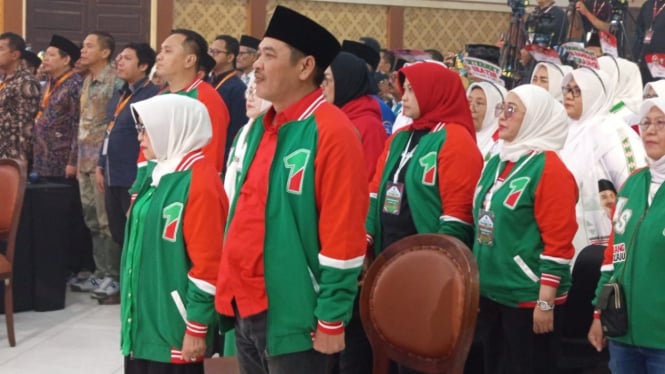 Mundjidah-Sumrambah saat kenakan jaket Ijo abang.