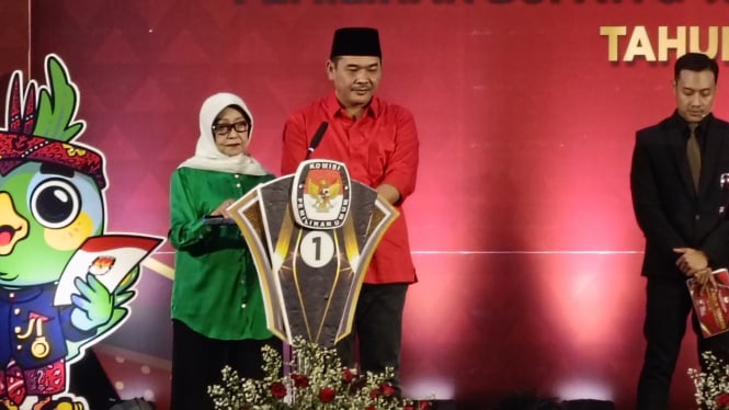 Pasangan Mundjidah-Sumrambah saat ikuti debat kedua.