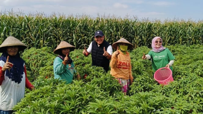 Tim pemenangan paslon 01 saat bertemu petani bunga pacar air.