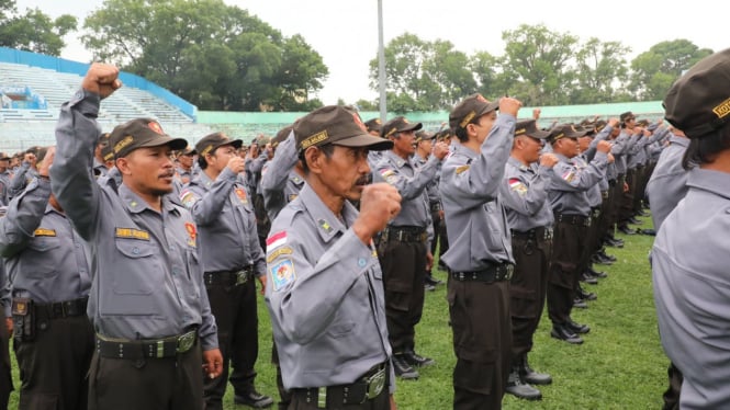 Apel kesiapan Satlinmas di Stadion Gajayana, Kota Malang.