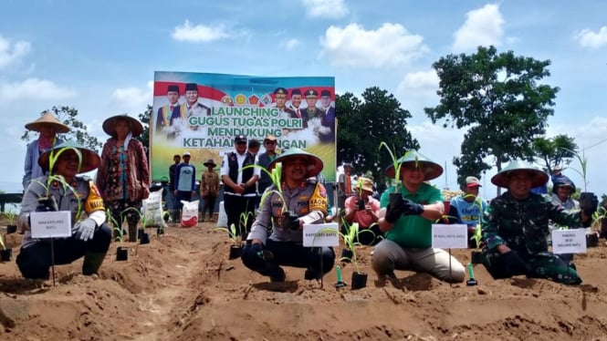 Kapolres dan Pj Wali Kota Batu saat tanam jagung di lahan tidur