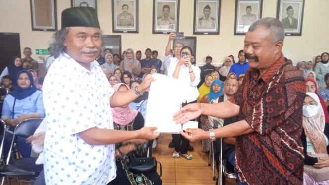 Kades Tulungrejo, Suliono saat berikan sertifikat PTSL pada warga