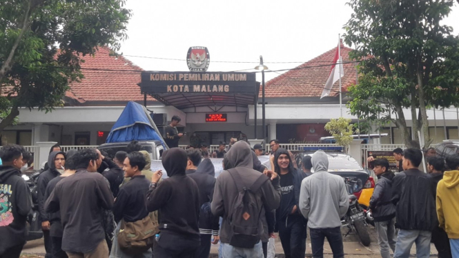 Sejumlah mahasiswa saat demo di depan kantor KPU Kota Malang