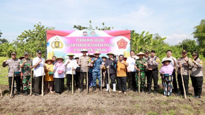 Penanaman jagung oleh Polres Jombang