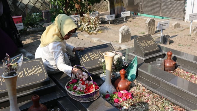 Mundjidah Wahab ziarah ke makam KH Wahab Hasbullah.