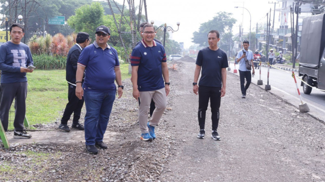 Pj Wali Kota Batu saat pemantauan Jalan Sultan Agung.