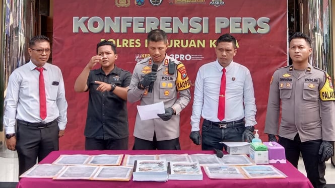 Kapolres Pasuruan Kota menunjukkan dokumen yang disita