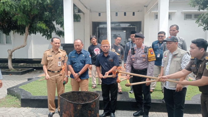 Pemusnahan surat suara rusak di KPU Jombang.