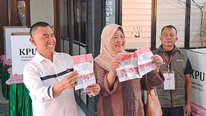 Abah Anton dan istri usai mencoblos