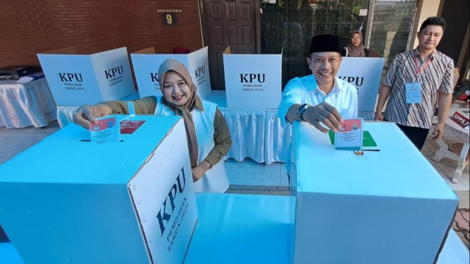 Calon Wali Kota Malang nomor urut 3, Wahyu Hidayat bersama istri