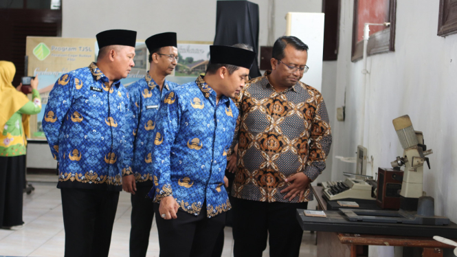 Adi Wibowo, Plt Walikota Pasuruan berkeliling ruang Pameran