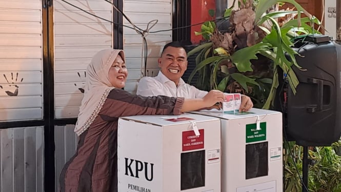 Abah Anton bersama istri saat melakukan pencoblosan di TPS