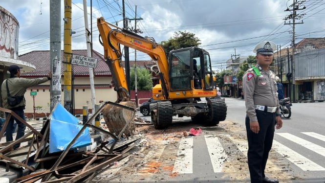 Pembongkaran pos di perempatan BCA Kota Batu