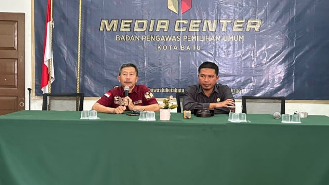 Konferensi pers pelanggaran pemilu di Bawaslu Kota Batu