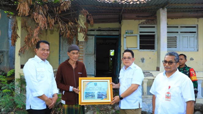 Pj Gubernur Jatim menyerahkan bantuan masyarakat Pasuruan