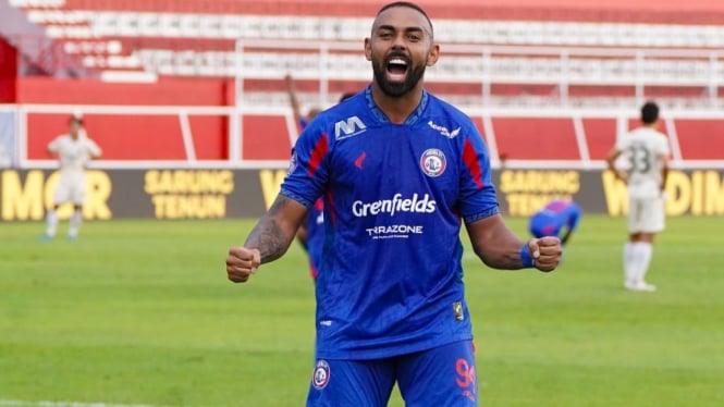 Pemain Arema FC, Dalberto selebrasi usai cetak gol.