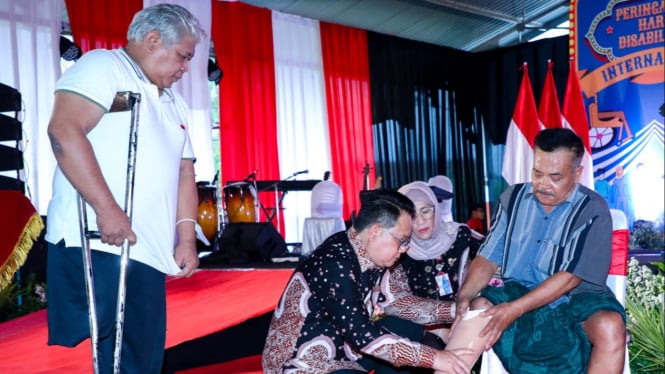 Pj Gubernur Jatim memberikan bantuan kaki palsu