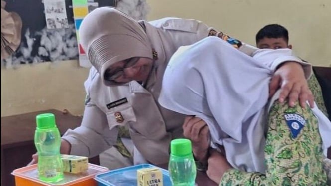 Siswi di Malang menangis ingat adik saat terima makan bergizi gratis