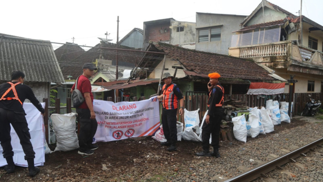 Pembersihan jalur KA di Stasiun Malang - Pakisaji Malang