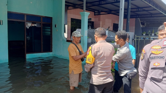 Personel Polsek Jombang saat menyalurkan bantuan.