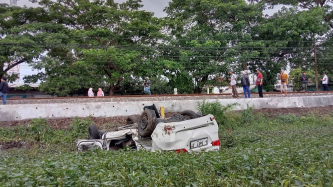 Kondisi minibus usai terpental ditabrak kereta api di Pasuruan