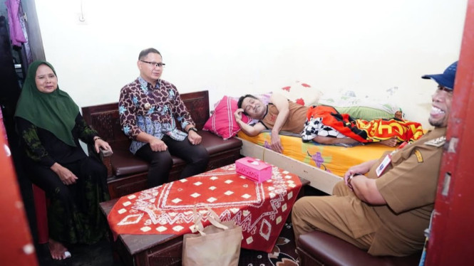 Pj Wali Kota Batu, Aries Agung Paewai mendatangi salah satu warga.