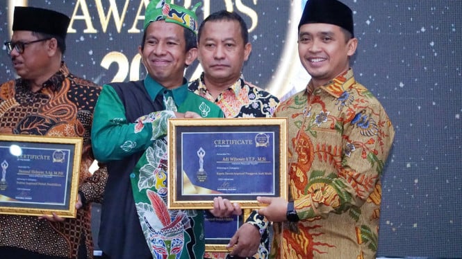 Plt Wali Kota Pasuruan saat menerima penghargaan