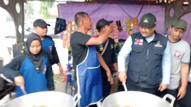 Mensos Gus Ipul Memasak di posko pengungsian banjir Jombang.