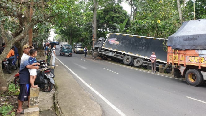 Truk terperosok di Jembatan Kali Lanang, Kota Batu.