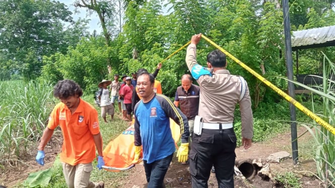 Proses evakuasi mayat di Kabupaten Malang