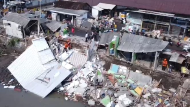 Kondisi kios ambrol di bantaran sungai Gembong